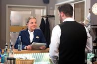 Rote Rosen – Mia (Leonie Beuthner, l.) s Davids (Arne Rudolf, r.) Fürsorge darin bestätigt, dass er sie auch mag.