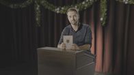 Deutschland in ... – Mirko Drotschmann hält die Verfassung der jungen Republik in den Händen.
