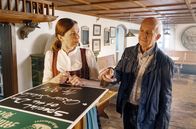 Zimmer mit Stall – Ferdinand (Philipp Sonntag) in seiner Stammkneipe bei Rosalie (Bettina Mittendorfer).