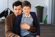 Seit du da bist – Jarek (Manuel Rubey) mit Claras Sohn Beat (Laurens Yassemipour).