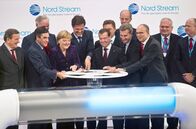 Gazprom - Die perfekte Waffe – Symbolische Inbetriebnahme der Ostseepipeline Nord Stream 1 im Jahr 2011 mit u. a. Gerhard Schröder (li.), François Fillon (2.v.l.), Angela Merkel (4.v.l.), Mark Rutte (5.v.l.) und Dmitri Medwedew (6.v.l.)