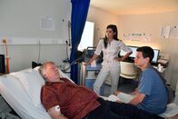 Das Traumschiff – Bei seinem Landgang mit Jonah Martensen (Mika Tritto, r.) hat sich Klaus Sturm (Andras Schmidt-Schaller, l.) übernommen und muss sich in die Obhut von Dr. Jessica Delgado (Collien Ulmen-Fernandes, M.) begeben.