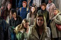 Tatort – Amanda (Emilie Neumeister, Mitte) inmitten von Passanten am Bahnhof.