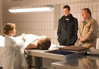 Tatort – 15 Uhr im Ersten. Tom Linden (gespielt vom Chansonnier Tim Fischer) muss seinen ermordeten Lebensgefährten identifizieren. Vor Kommissar Frank Thiel (Axel Prahl) und Silke Haller (ChrisTine Urspruch) äußert er sich zweifelsfrei mit einem Ja.