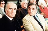 Der Maulwurf – Der reaktivierte Spion Sébastien Grenier (Lino Ventura, re.) misstraut seinem zwielichtigen Auftraggeber Jean-Paul Chance (Michel Piccoli, li.).; Zur ARTE-Sendung Der Maulwurf 1: Der reaktivierte Spion Sébastien Grenier (Lino Ventura, re.) misstraut seinem zwielichtigen Auftraggeber Jean-Paul Chance (Michel Piccoli, li.). Foto: ARTE France Honorarfreie Verwendung nur im Zusammenhang mit genannter Sendung und bei folgender Nennung "Bild: Sendeanstalt/Copyright". Andere Verwendungen nur nach vorheriger Absprache: ARTE-Bildredaktion, Silke Wölk Tel.: +33 3 881 422 25, E-Mail: bildredaktion@arte.tv