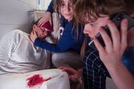 Aktenzeichen XY ... ungelöst – Notruf aus dem Bad. Eine Familie hat sich dort verschanzt, denn ein Angreifer hat aus dem Nichts auf den Vater geschossen und ihn schwer verletzt. Es folgen bange Minuten, bis die Rettungskräfte eintreffen.