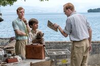 Die Durrells auf Korfu – Leslie (Callum Woodhouse, hi.) beobachtet fasziniert die wiederkehrenden Streitigkeiten seines kleinen Bruders Gerry (Milo Parker, vo.li.) mit dessen neuem Tutor Donald (Ben Hall, vo.re.).