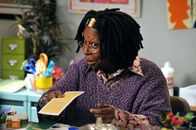 The Middle – Weil das Jahrbuch der Schule bereits in den Druck gegangen ist, ohne dass darin ein Foto von Sue zu finden ist, wendet diese sich an die Vertrauenslehrerin Mrs. Marsh (Whoopi Goldberg). Die glaubt, dass eine Namensänderung helfen könnte, woraufhin Sue sich Suki nennt ...