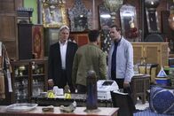 Navy CIS – DEA Agent Luis Mitchell (John Gabriel, M.) ist einen gefährlichen Drogendealer auf den Fersen. Das Team um Gibbs (Mark Harmon, l.) und McGee (Sean Murray, r.) unterstützt ihn dabei den Verbrecher dingfestzumachen ...