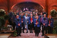 Schlager-Spaß – Moderator Andy Borg (mittig) mit den Mitgliedern des Musikvereins Sinzheim.