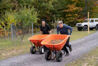 Gordon Ramsay: Kulinarische Abenteuer – Michigan - L to R: Father Ephrem and Gordon Ramsay have a wheelbarrow race. (Credit: National Geographic/Justin Mandel)