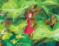 Arrietty - Die wundersame Welt der Borger – Arrietty klettert die berankte Hauswand hoch.