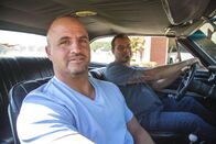 Shipping Wars - Die Transporter – Ein neues Teammitglied stößt zu Steve (Steve McHugh, l.) und Antonio (Antonio Palazzola, r.) ...
