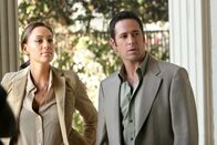 Numb3rs - Die Logik des Verbrechens – Gemeinsam versuchen sie einen Mordfall auf der Rennbahn zu lösen: Liz Warner (Aya Sumika, l.) und Don (Rob Morrow, r.) ...