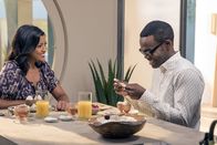 The Good Place – Eigentlich wollte die echte Eleanor (Tiya Sircar, l.) nur ehrlich zu Chidi (William Jackson Harper, r.) sein und ihn glücklich machen, aber dieser scheint mit den Neuigkeiten vollkommen überfordert zu sein ...