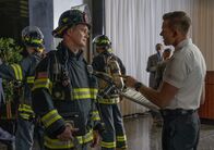 9-1-1 Notruf L.A. – Bobby Nash (Peter Krause, l.); Evan "Buck" Buckley (Oliver Stark, r.)