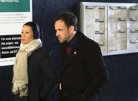 Elementary – Sind sich nicht immer einig: Sherlock (Jonny Lee Miller, r.) und Watson (Lucy Liu, l.) ...