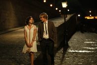 Midnight in Paris – Muse (Marion Cottilard, l.) und Gil (Owen Wilson, r.)