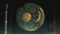 Strangest Things – Sonne, Mond und Sterne: Die 1999 bei Nebra in Sachsen-Anhalt gefundene Bronzeplatte gilt als älteste bekannte Himmelsdarstellung.