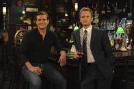 How I Met Your Mother – Der Sommer ist vorbei, und Ted sieht seiner ersten Vorlesung als Professor für Architektur entgegen. Seine Freunde Marshall (Jason Segel, l.) und Barney (Neil Patrick Harris, r.) sind gespannt, wie es ihm ergeht ...