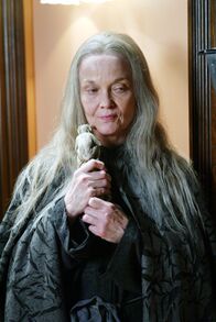 Charmed - Zauberhafte Hexen – Mittels eines uralten Zaubers, der von einem Affen übertragen wird, versucht Crone (Grace Zabriskie), die Mächtigen Drei zu bekämpfen ...