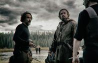 The Revenant - Der Rückkehrer – Renommierter Filmemacher Alejandro González Iñárritu (l.), Hugh Glass (Leonardo DiCaprio, 2.v.r.)
