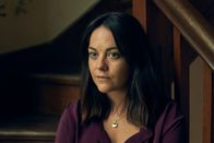Normal People – Lorraine (Sarah Greene) schmerzt es, ihren Sohn leiden zu sehen. Daher fasst sie einen Entschluss.