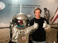 Checker Tobi – Im österreichischen Weltraumforum in Innsbruck checkt Tobi auf was es bei einem Mars-Raumanzug ankommt.