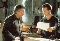 The Score – Durch seine Putzarbeit im Zollamt von Montreal, in dem das wertvolle Zepter auf seinen Versand nach Frankreich wartet, besitzt Jack (Edward Norton, r.) wichtiges Insiderwissen über die Sicherheitsvorrichtungen. Unglücklicherweise kann Nick (Robert De Niro, l.) auf diese Kenntnisse nicht verzichten ...