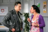 Die Rosenheim-Cops – Miriam Stockl (Marisa Burger, r.) hat extra das Lieblingswasser von Pop-Musiker Fabrizio Frey (Andreas Gabalier, l.) bestellt, was im Kommissariat noch für Irritationen sorgt.