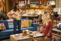 The Neighborhood – Tina Butler (Tichina Arnold, l.); Gemma Johnson (Beth Behrs, r.)