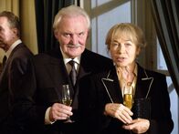 Der Winzerkönig – Gottfried (Wolfgang Hübsch) und Hermine (Christine Ostermayer) bemerken mit Unbehagen, dass ihr Kuppelversuch von Thomas und Claudia schief geht.