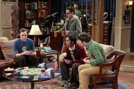 The Big Bang Theory – Leonard (Johnny Galecki, 2.v.l.) erhält eine Nachricht von seinem früheren Mitschüler Jimmy, der sich mit ihm treffen möchte. Leonard ist unsicher, wie er sich verhalten soll, denn Jimmy hatte ihn während der gemeinsamen Schulzeit tyrannisiert. Sheldon (Jim Parsons, l.), Raj (Kunal Nayyar, 2.v.r.) und Howard (Simon Helberg, r.) unterstützen ihn dabei ...