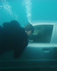 Navy CIS – Tony (Michael Weatherly, l.), der das Unglück aus der Nähe beobachtet hat, versucht die Gibbs (Mark Harmon, r.) und Madie Taylor aus dem Auto zu retten ...