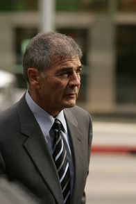 Numb3rs - Die Logik des Verbrechens – Don erhält Unterstützung von Larson (Robert Forster), einem alten FBI-Agenten in Rente, der für einen komplizierten Fall reaktiviert wird ...