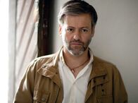 Kommissar Wallander – Der vermeintliche Philanthrop Alfred Harderberg (Rubert Graves) verdient sein Geld mit höchst fragwürdigen Geschäften.