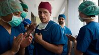 Dr. Nice – Die OP ist gut verlaufen und zum Leidwesen von Dr. Schmidtke (Maximilian Grill, 2.v.r.) feiern seine Mitarbeiter Dr. Nice (Patrick Kalupa, 3.v.r.) wie einen Helden.