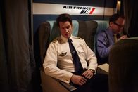 Mayday - Alarm im Cockpit – Der Hilfspilot David Robert (gespielt von John Maillet) kehrt nur wenige Augenblicke vor dem Absturz von Air France Flug 447 in den Atlantik ins Cockpit zurück.