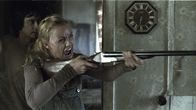 Cold Prey 3 - The Beginning – Anders (Kim S. Falck-Jørgensen) will Hedda (Ida Marie Bakkerud) zu Hilfe kommen, die einen Einsiedler in Schach hält, der sie angreifen wollte.