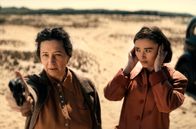Die Spaltung der Welt – Golda Meir (Delia Mayer, l.) und ihre Tochter bei Schießübungen in der Wüste