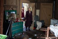 Sturm der Liebe – Helene (Sabine Werner, r.) findet in der Hütte, wo Tom und Christoph waren, Kampfspuren.