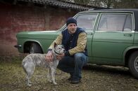 Der letzte Bulle – Ist ein Tierfreund, der aber mit dem "Karma-Quark" nichts am Hut hat: Mick (Henning Baum) ...