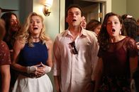 The Goldbergs – v.li.: Lainey Lewis (AJ Michalka), Barry Goldberg (Troy Gentile), Erica Goldberg (Hayley Orrantia).