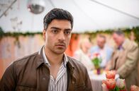 Sturm der Liebe – Für Leander (Marcel Zuschlag, vorne) ist Julians Antrag ein Schlag in die Magengrube.