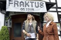Mord mit Aussicht – Böses Erwachen nach dem "Fraktus"-Konzert im Gasthof Aubach - Roadie Gonzo liegt tot in den Rabatten. Seine schwangere Freundin Cherry (Alexandra Schalaudek, l.) und Sophie Haas (Caroline Peters, r.) sind fassungslos.
