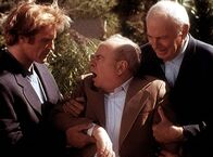 Diagnose: Mord – Steve (Barry Van Dyke, l.) und Harvey (Harvey Korman, r.), einst ein berühmter Komiker, versuchen, Harveys Partner Tim (Tim Conway, M.) zu beruhigen, der vor Wut und Eifersucht außer sich ist.