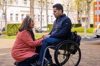 In aller Freundschaft – Ilay Demir (Tan Caglar, r.) wird von seiner Mutter Hatice (Meral Perin, l.) vor der Sachsenklinik überrascht.