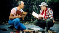 Löwenzahn Classics – Peter Lustig (l.) sucht in vielen Büchern eine schöne Geschichte.
