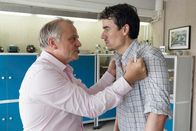 Tatort – Der Abfallunternehmer Harald Kosen (Bernhard Schütz, links) ist erbost, dass sich sein Schwiegersohn Frank Bachmann (Alexander Khuon, rechts) in seine Geschäfte einmischt und ihm versucht hat zu drohen.