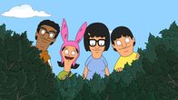 Bob's Burgers – Louise (2.v.l.), Gene (r.) und Tina (2.v.r.) arbeiten mit Darryl (l.), einem Nerd der Schule, zusammen, um durch ein Teleskop den Strand zu beobachten. Dort läuft aktuell nämlich eine sehr erfolgreiche Kampagne: Mach dich nackig für Essen!
